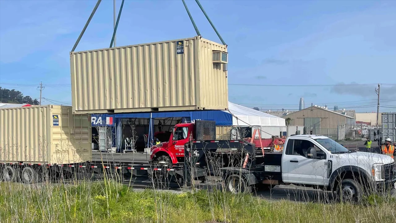 Container crane delivery outside