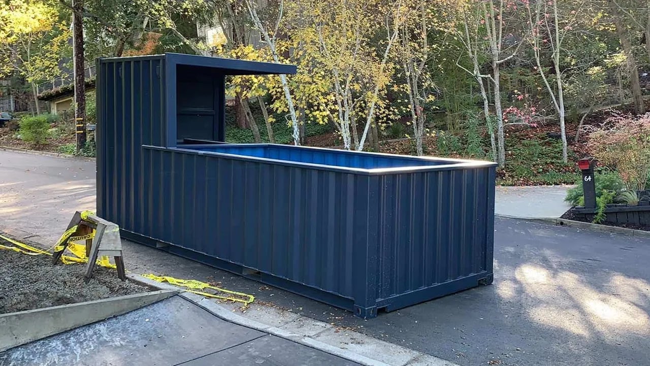 Container pool placed outside